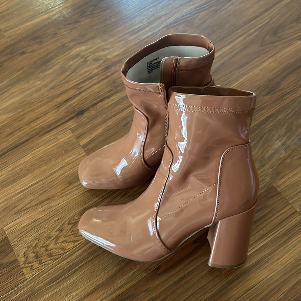 Steve Madden ankle boots with side zipper and chunky heel. UEC 7 1/2